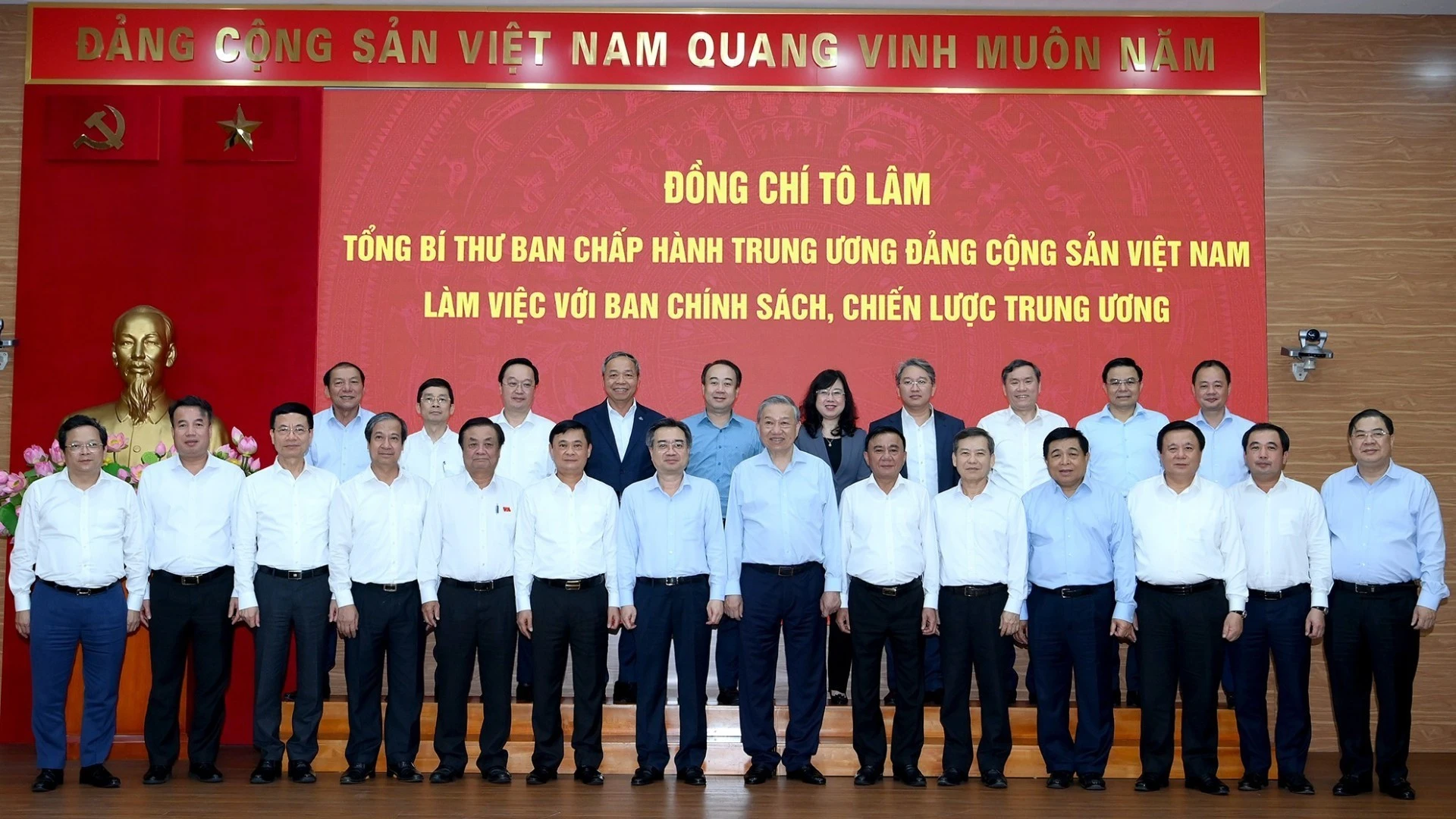 [Foto] Líder partidista vietnamita se reúne con Comisión de Política y Estrategia del Comité Central del PCV