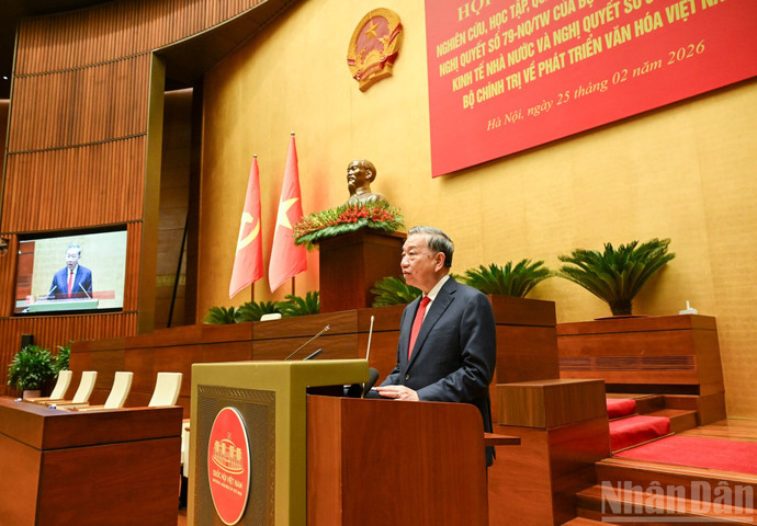 El secretario general To Lam habla en la conferencia.