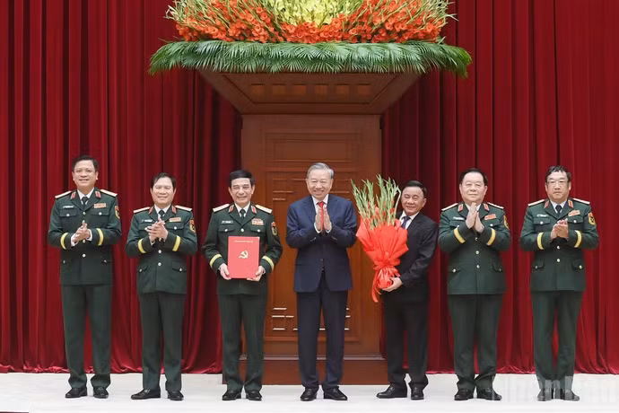 El secretario general del PCV y presidente del país, To Lam, entrega las decisiones sobre el nombramiento de los integrantes de la Comisión Militar Central.