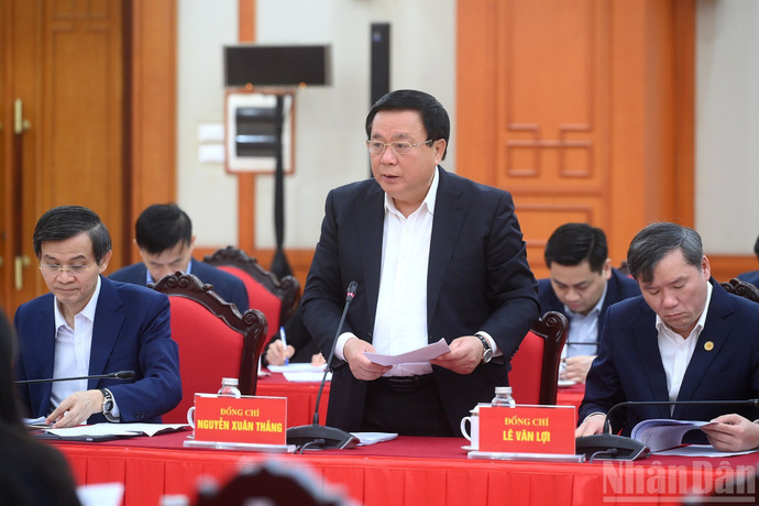 Nguyen Xuan Thang, presidente del Consejo Teórico Central, interviene en la reunión de trabajo.