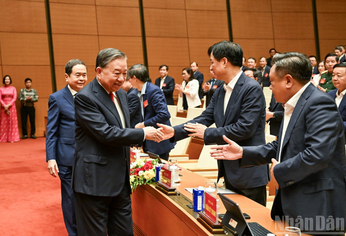 El secretario general del Comité Central del PCV, To Lam, asiste al evento.
