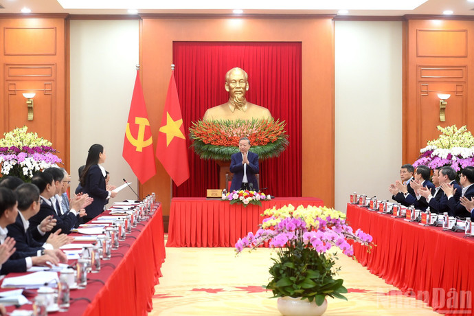 El secretario general del Partido Comunista de Vietnam, To Lam, preside el evento.