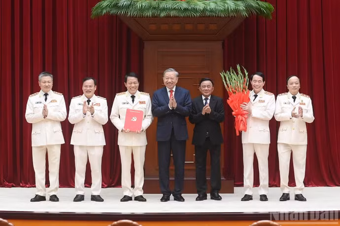 To Lam entrega las decisiones sobre el nombramiento de los integrantes del Comité del Partido de la Comisión Central de Seguridad Pública.