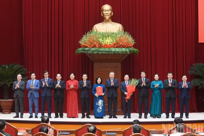 To Lam entrega las decisiones sobre el nombramiento de los integrantes del Frente de la Patria y de las organizaciones de masas.