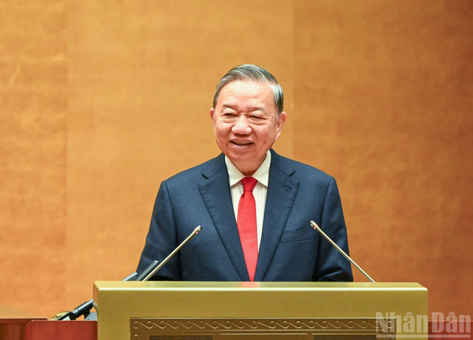 El secretario general To Lam habla en la conferencia.