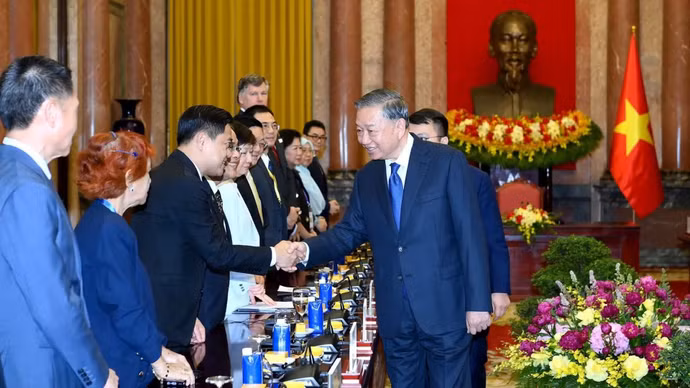 El secretario general del Partido Comunista y presidente de Vietnam, To Lam, recibe a los delegados participantes en el Foro del Futuro de la Asean.