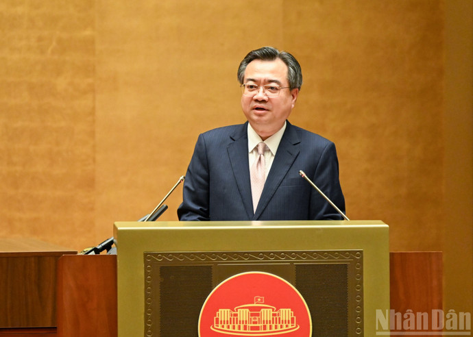 El miembro del Buró Político, secretario del Comité Central del PCV y jefe de la Comisión de Políticas y Estrategias del Comité Central del PCV, Nguyen Thanh Nghi, habla en la cita.