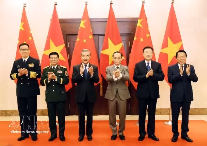 Los ministros de Relaciones Exteriores, de Defensa y de Seguridad Pública de Vietnam y China en la primera reunión del mecanismo de Diálogo Estratégico “3+3”. (Foto: VNA)