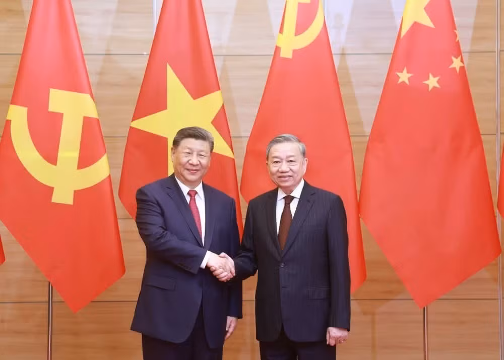 El secretario general del Partido Comunista de Vietnam, To Lam, preside la ceremonia oficial de bienvenida al secretario general del Partido Comunista de China y presidente del país, Xi Jinping, durante su visita de Estado a Vietnam (14 de abril de 2025). (Foto: VNA)
