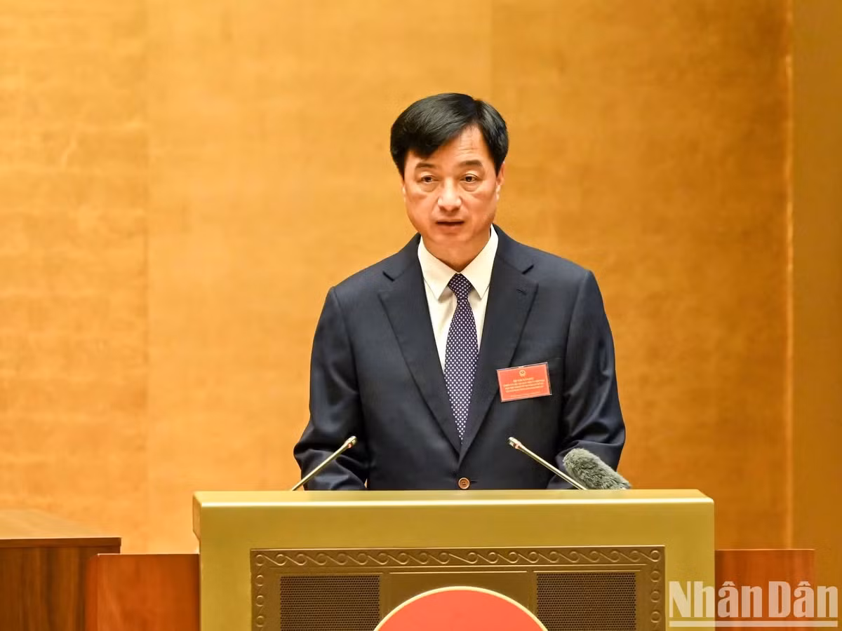 El miembro del Buró Político, secretario del Comité Central del PCV y jefe de su Comisión de Organización, Nguyen Duy Ngoc, en la conferencia. (Foto: Nhan Dan)