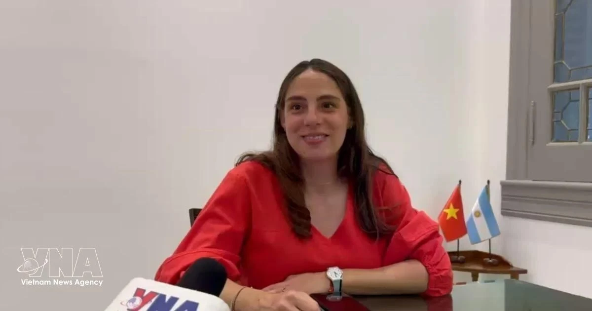 La doctora argentina Nadia Radulovich, especialista en Relaciones Internacionales, en una entrevista con la VNA (Foto: VNA)