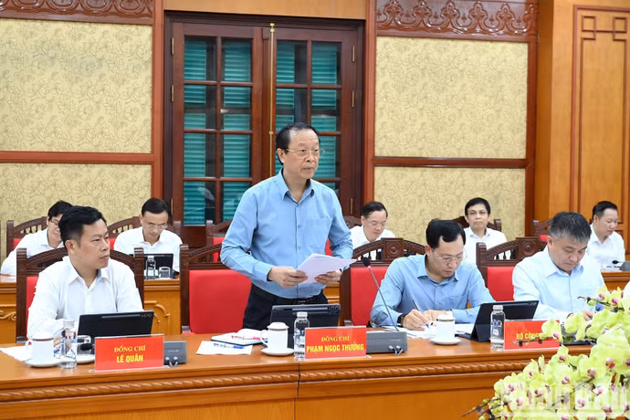 El viceministro de Educación y Formación, Pham Ngoc Thuong, presenta un informe.