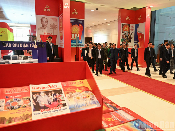 Cam Tu inspecciona la zona de exhibición de publicaciones periodísticas en el Congreso.