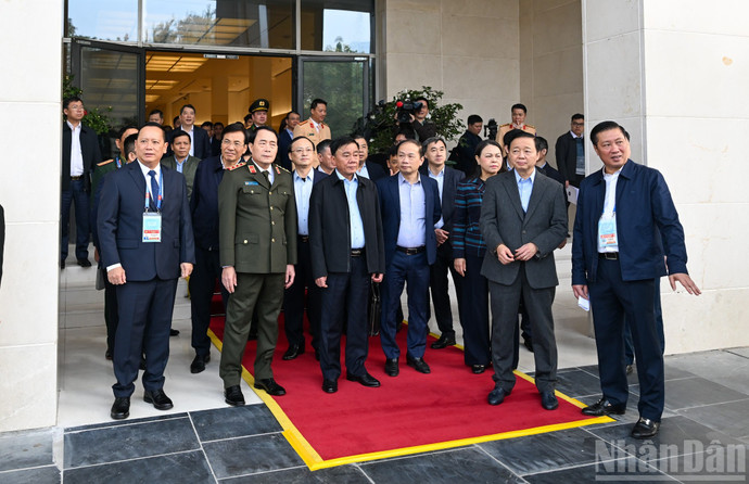 El miembro permanente del Secretariado del Comité Central del PCV, Tran Cam Tu, jefe del Subcomité de Organización y Servicio al XIV Congreso Nacional del PCV, en el evento.