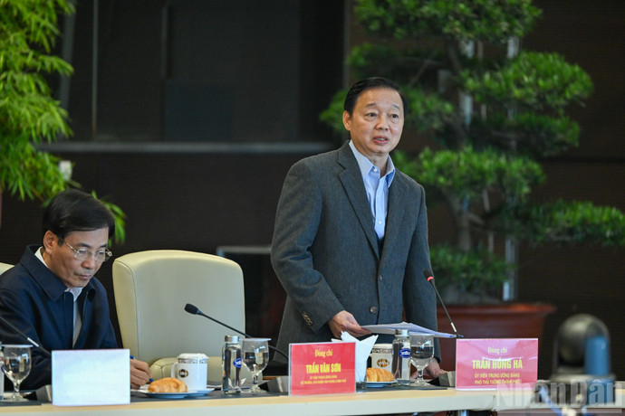 El viceprimer ministro Tran Hong Ha habla en la sesión de trabajo.