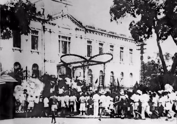 Aunque la Revolución de Agosto se desarrolló y triunfó en apenas unas dos semanas, el Partido dedicó 15 años a preparar esta victoria histórica, incluida la construcción de una amplia fuerza política de masas, factor de importancia decisiva para el éxito de la revolución.