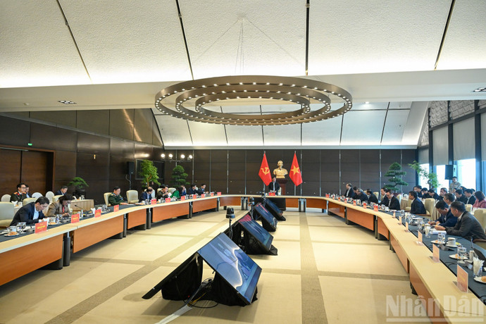 Cam Tu preside una reunión de trabajo con las entidades competentes tras la conclusión de la sesión de revisión preliminar.