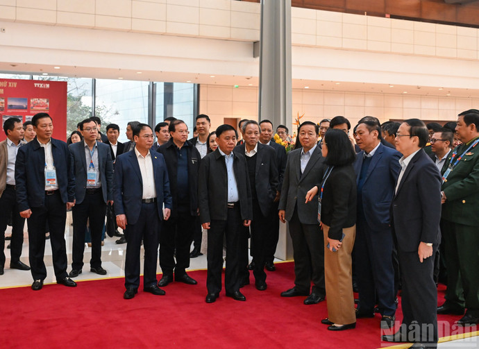 El dirigente escucha informes sobre los trabajos organizativos del XIV Congreso Nacional del PCV.