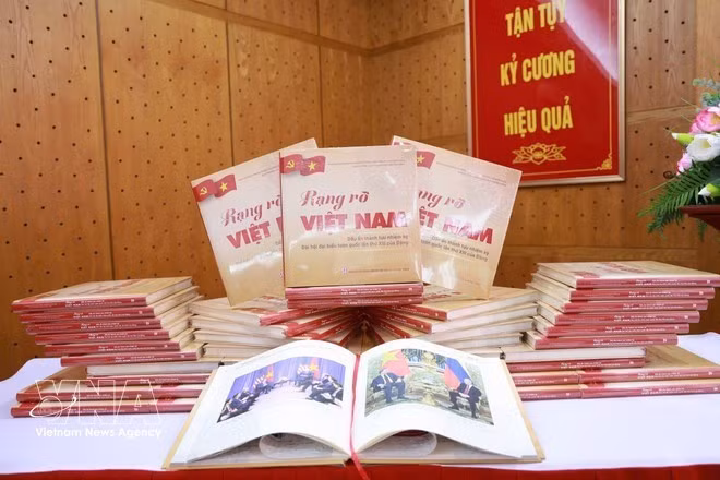 El libro "Vietnam Radiante: Logros del XIII Congreso Nacional del Partido". (Foto: VNA)