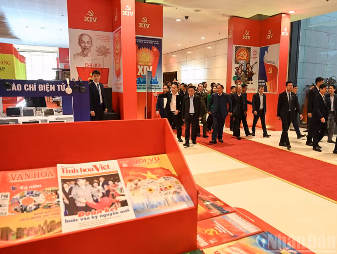 Cam Tu inspecciona la zona de exhibición de publicaciones periodísticas en el Congreso.