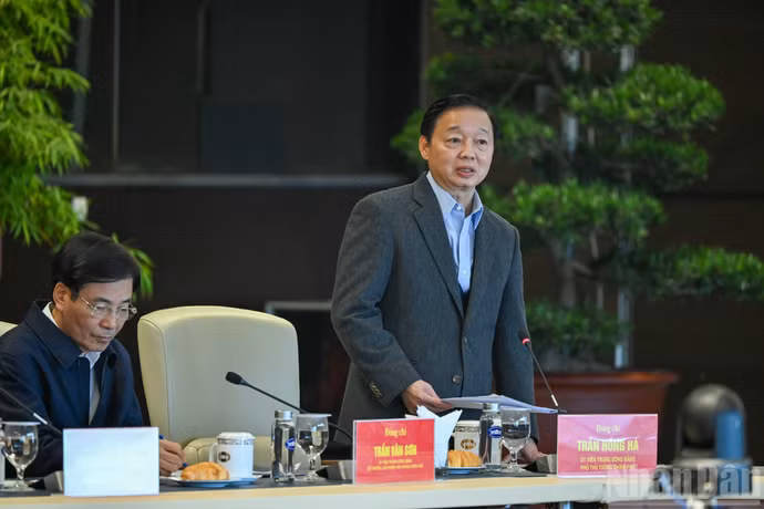 El viceprimer ministro Tran Hong Ha habla en la sesión de trabajo.