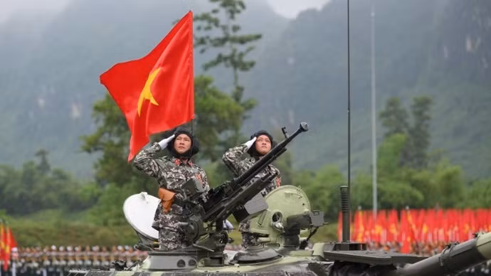 Bloque de vehículos y artillería militar del Ejército Popular de Vietnam durante un ensayo para el desfile militar y civil por del 80º aniversario de la Revolución de Agosto y del Día Nacional (Foto: The Dai)